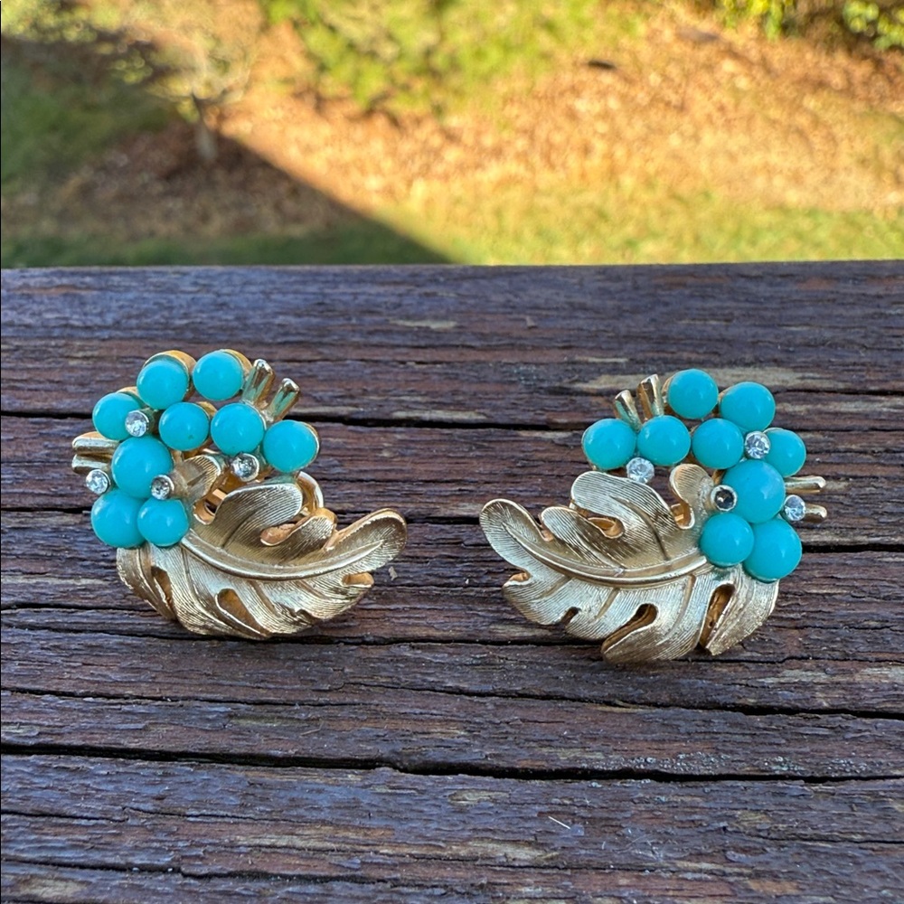 Vintage Crown Trifari Gold Tone, Turquoise Rhinestone Leaf Clip On Earrings - Picture 2 of 3